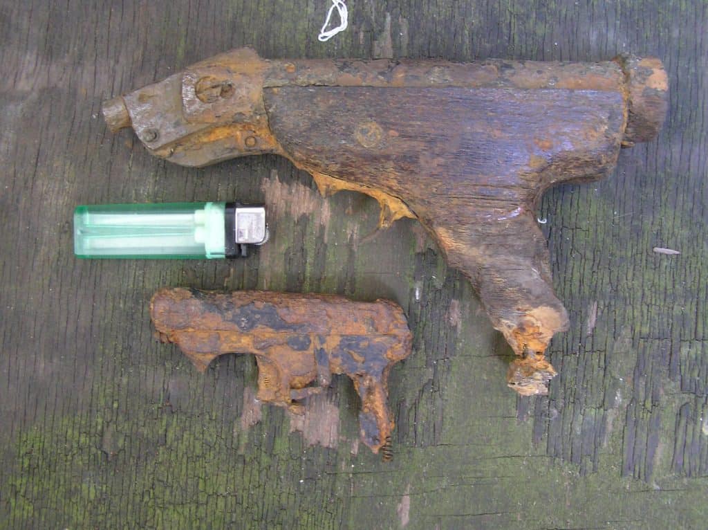 dve pištole nájdené magnetom vo Vltave