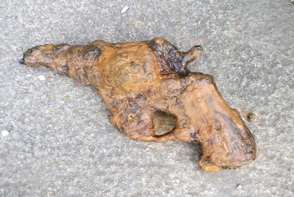 rezavý revolver nalezen v okoli Prahy