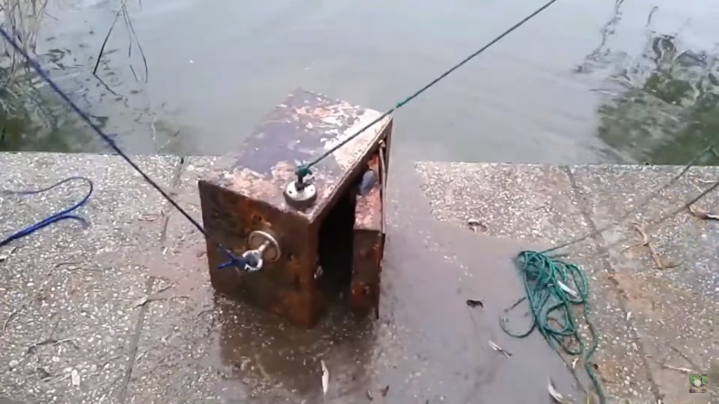 bezpečnostní trezor na břehu vody