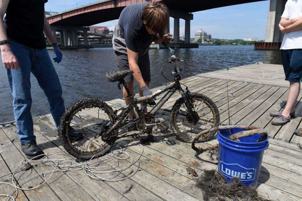 Zarostlý kolo nalezen při městském molu