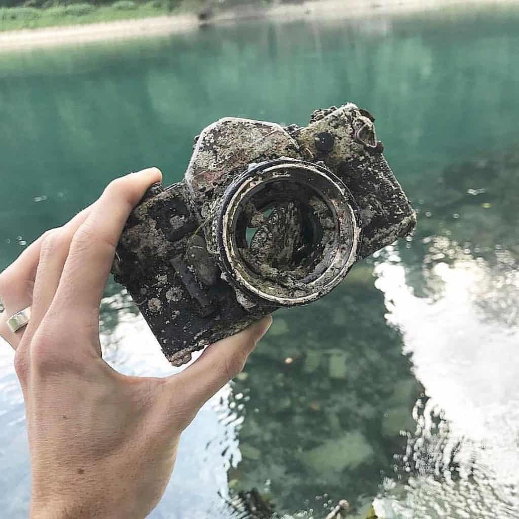 rozpadlý fotoaparát nalezený v turistické oblasti
