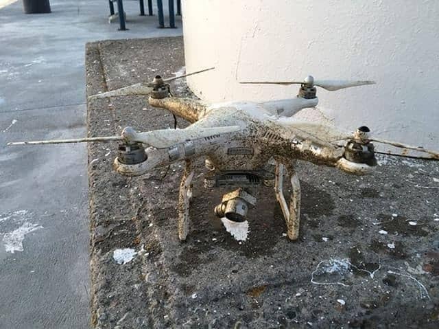 Dron, který někomu spadl do městského vodního toku