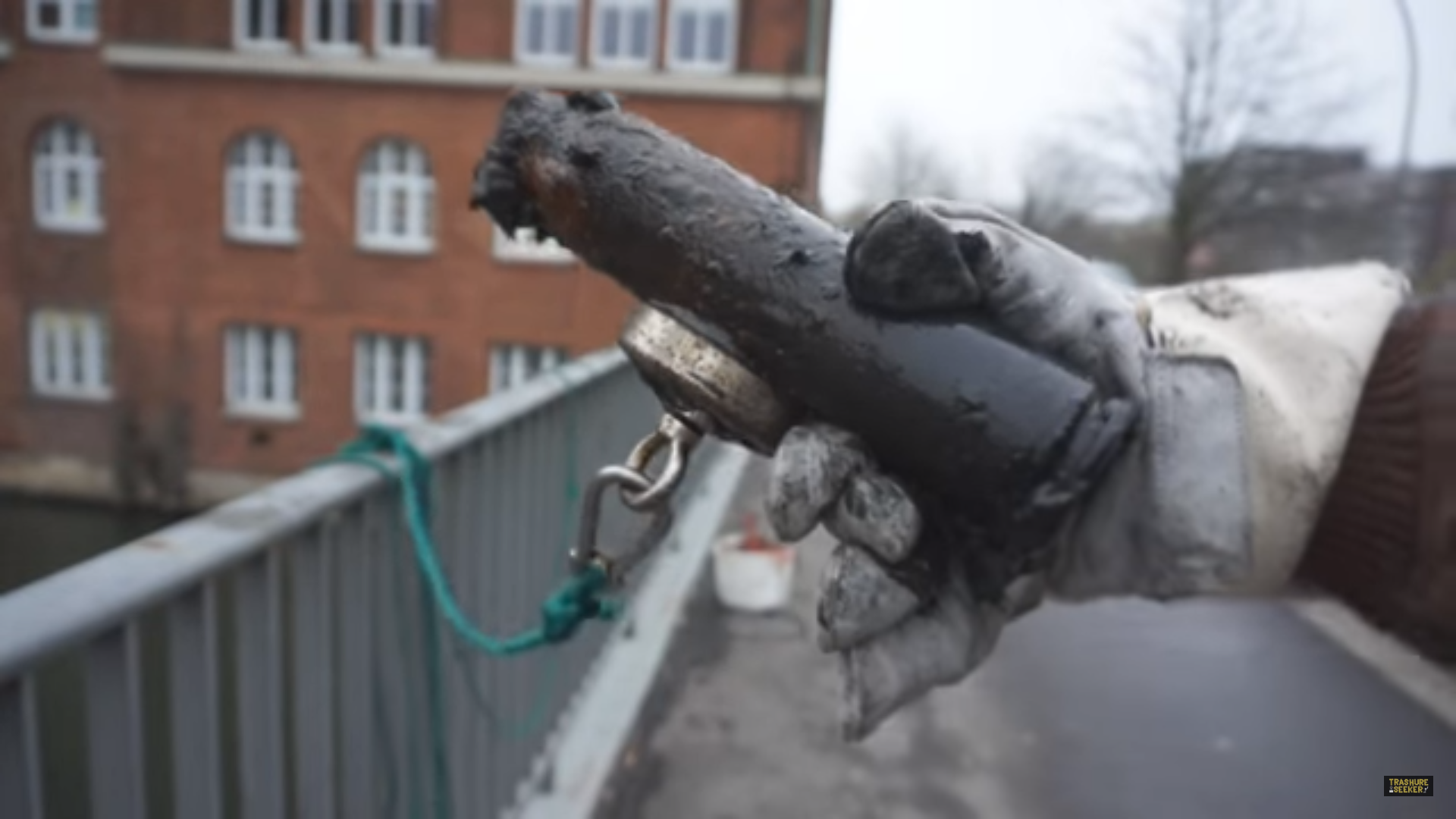 Granát v ruce nalezen pod městským mostem