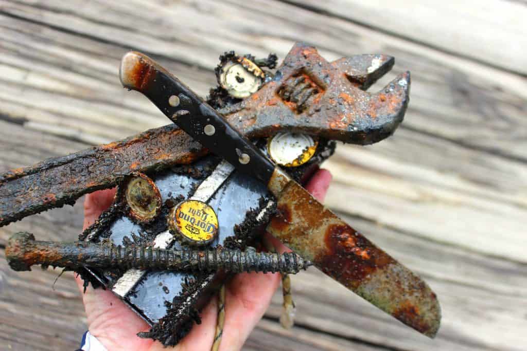 hromada věcí přichycených na fishing magnetu