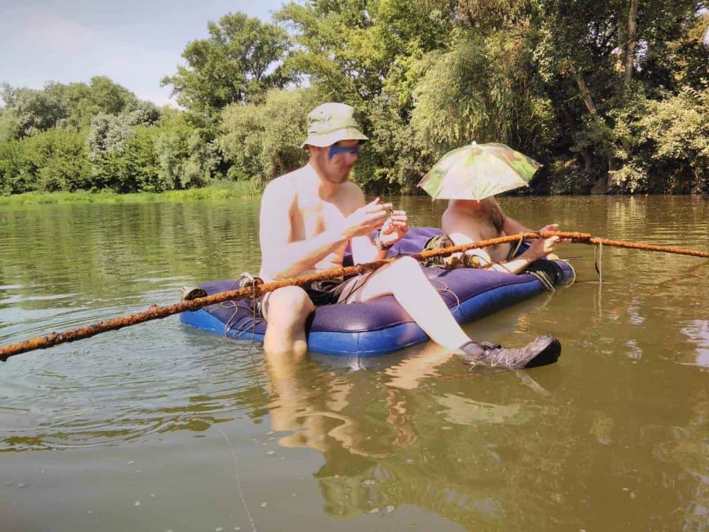 magnet fishing na nafukovací matraci