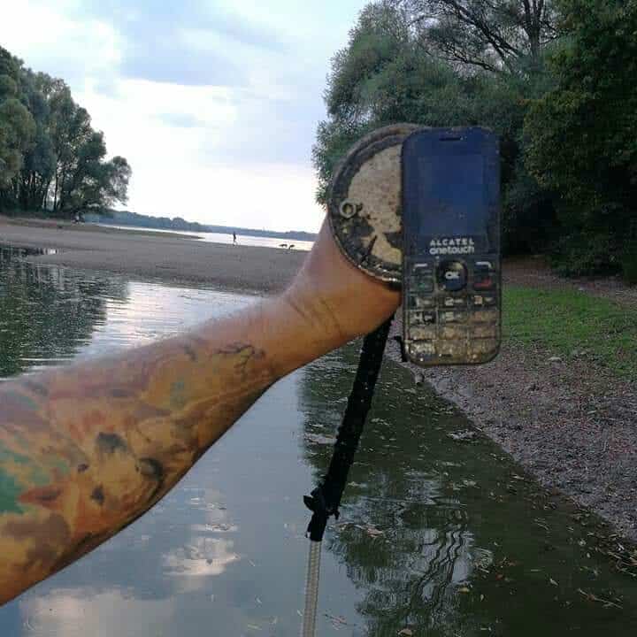 nefunkcní mobil nalezen na magnet fishingu