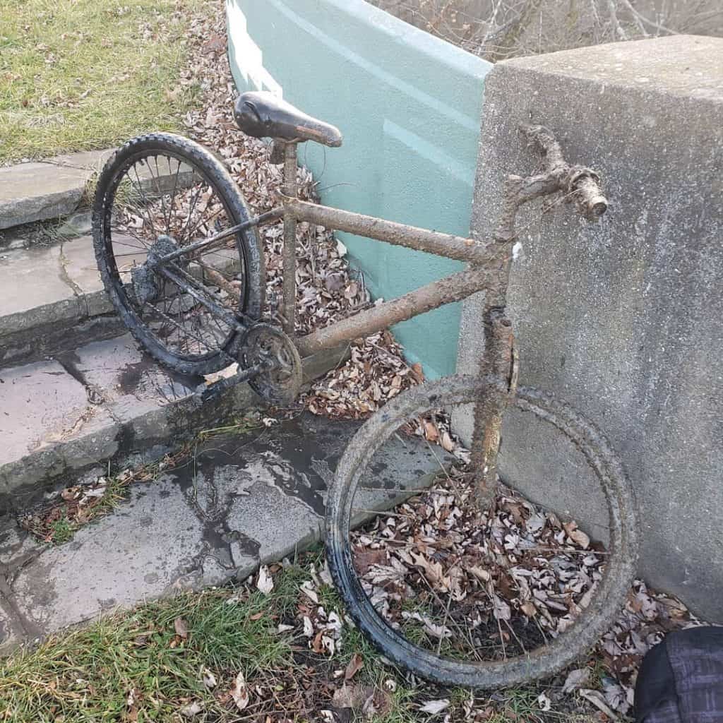 starý kolo nalezen loveckým magnetem