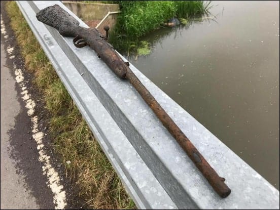 Rezavá puška nalezena v anglické řece