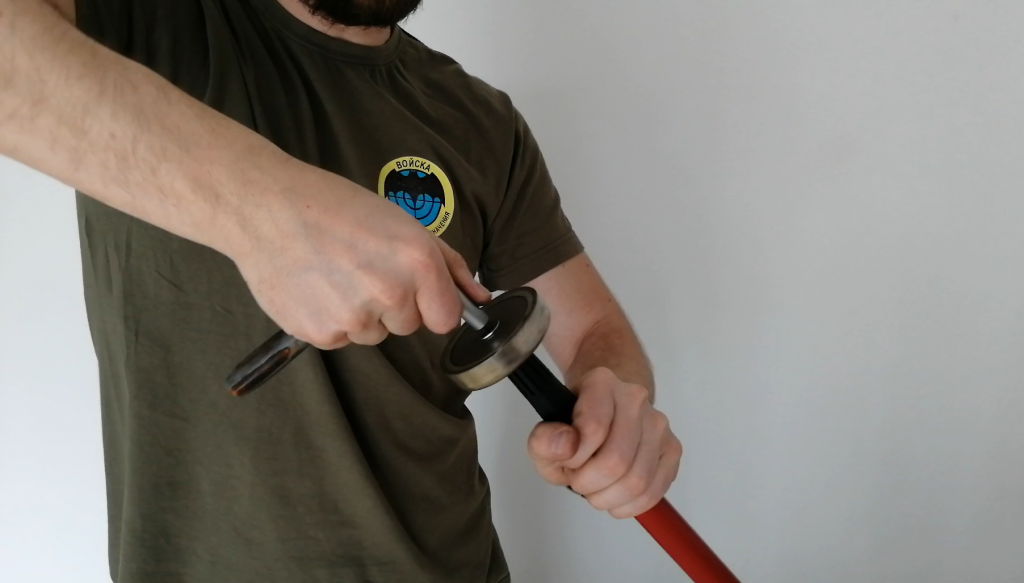 šroubení magnetu na tyči