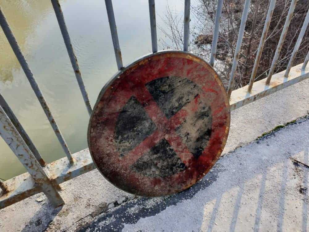značka zákaz zastavení