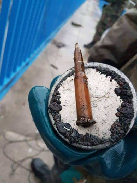 náboj přichycený na magnetu