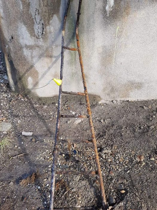 rezavý žebřík a magnet s kuželem