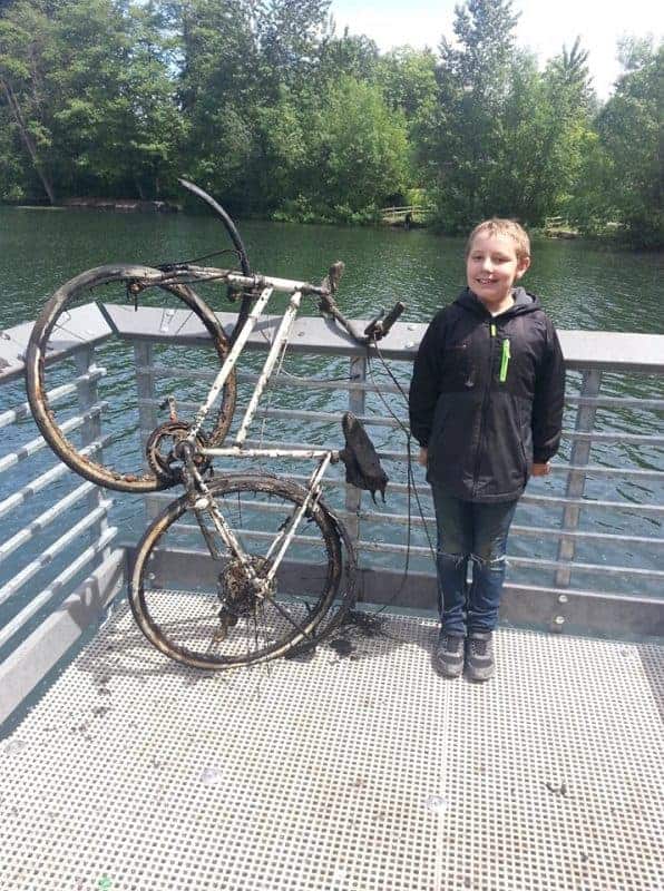 chlapec pomocí vytáhl z vody kolo