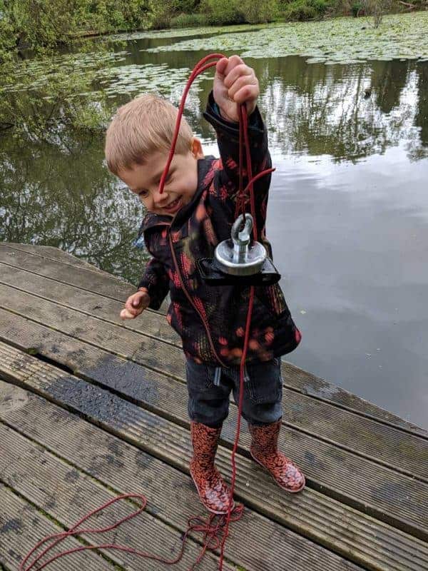 magnet je väčší ako ten drobec