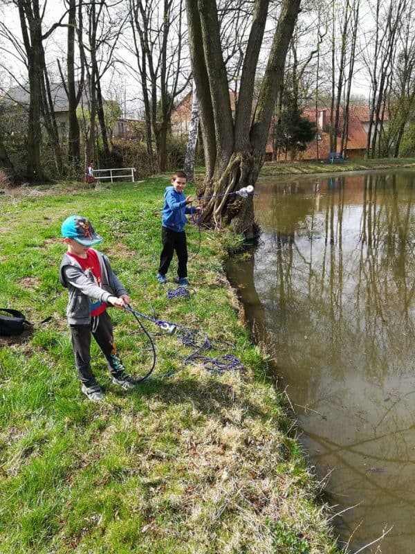 děti na břehu městského jezera