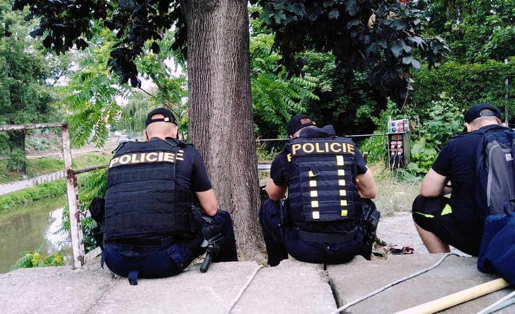 Čekání na pyrotechniky spolu s policisty
