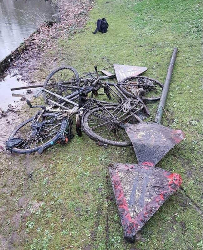 Úlovky kol a značek z místního jezera