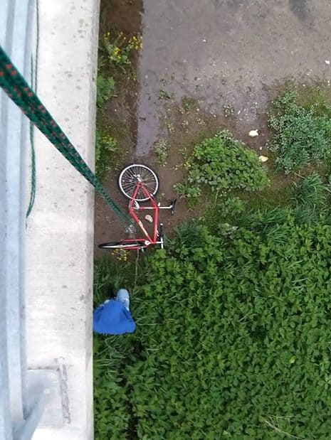 Jak vypadá vytahování kola zpod mostu