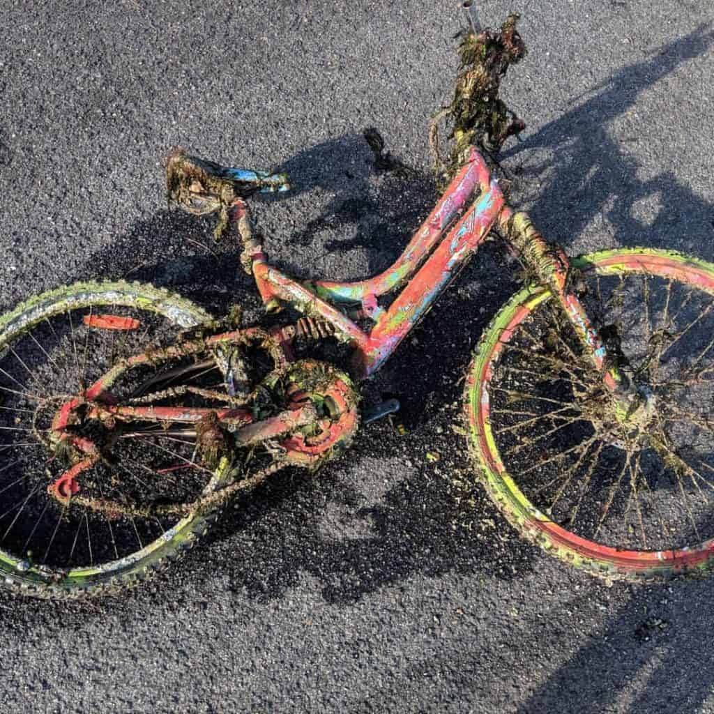 Zkorodovaný a špinavý magnetický nález kola