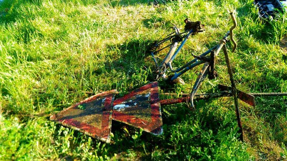 Nález dopravní značky a torza kola
