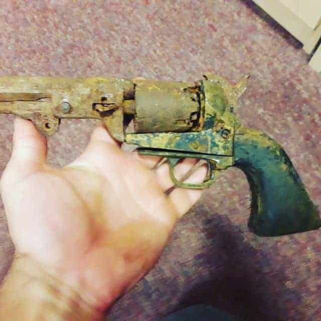 zkorodovaný revolver