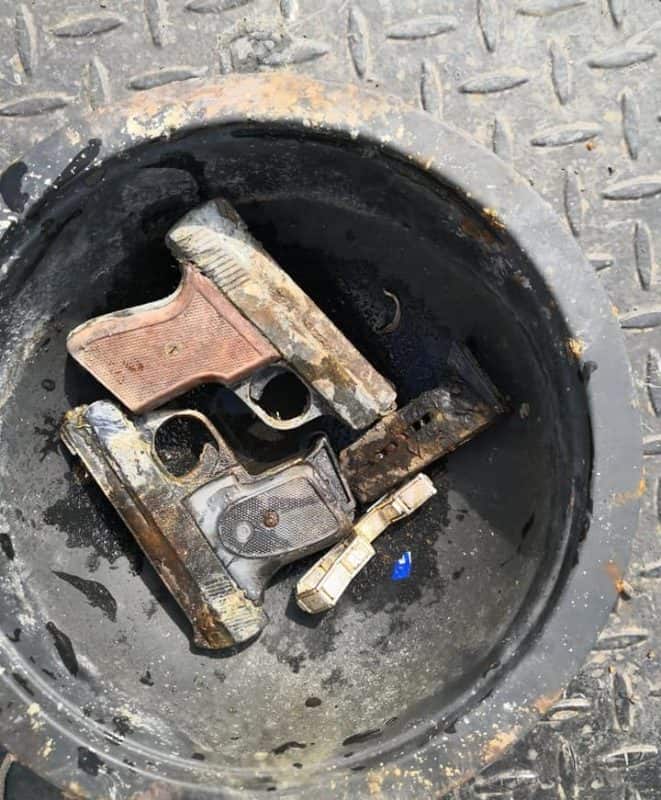 Několik rezavých pistolí v magnetfishingovom kyblíku
