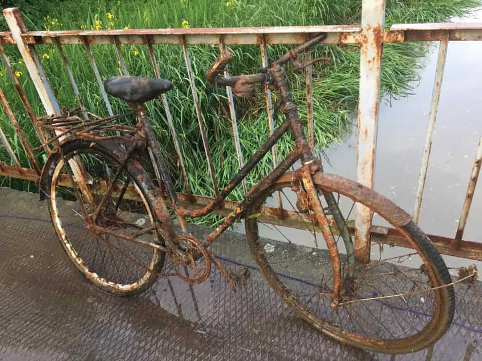 Totálně zkorodovaný pozůstatek starého bicyklu získán zpod mostu