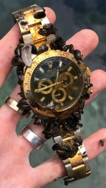 Úlovek hodinek Rolex z dna vody