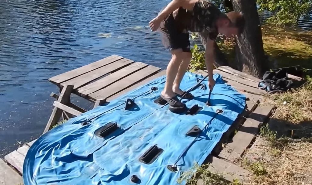 Chlap právě nafukuje gumový člun