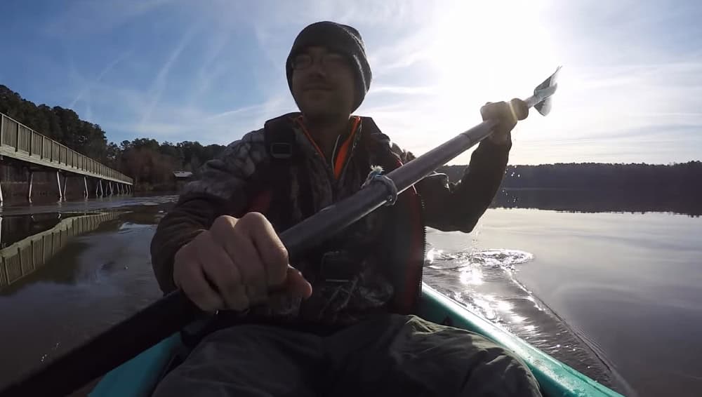 Usměvavý magnet fisher na člunu