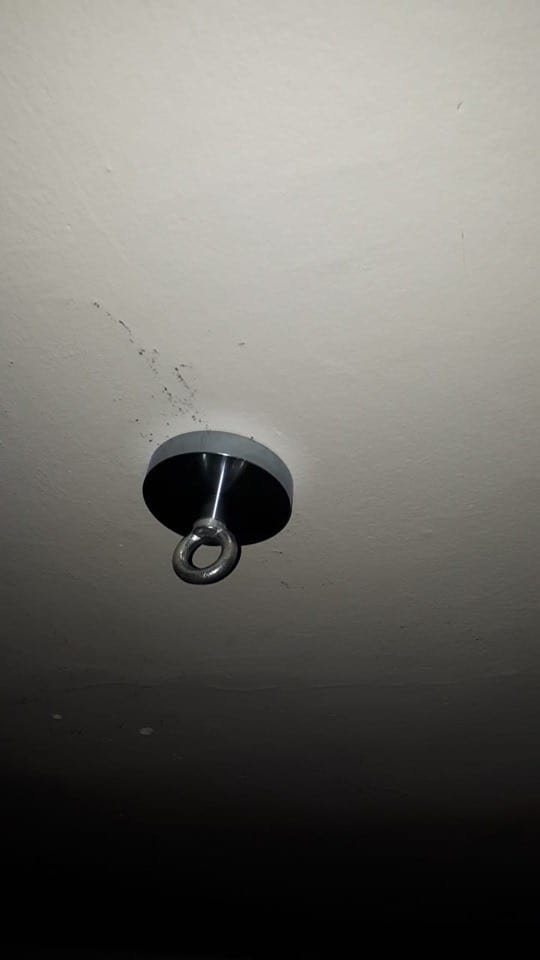 Magnet přichycen na stropě
