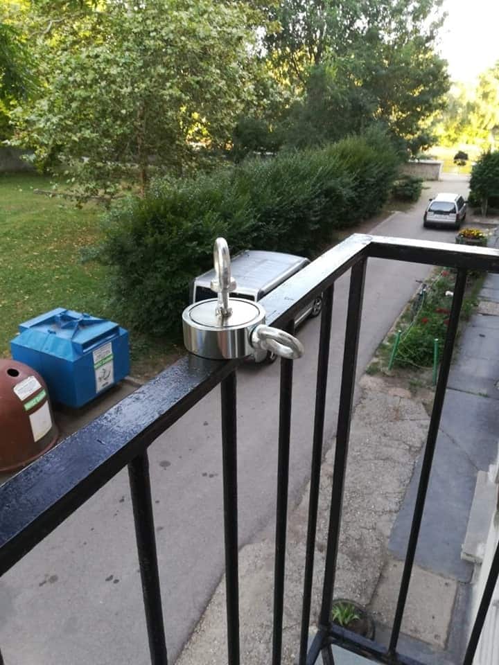 Magnet přichycen na zábradlí balkónu