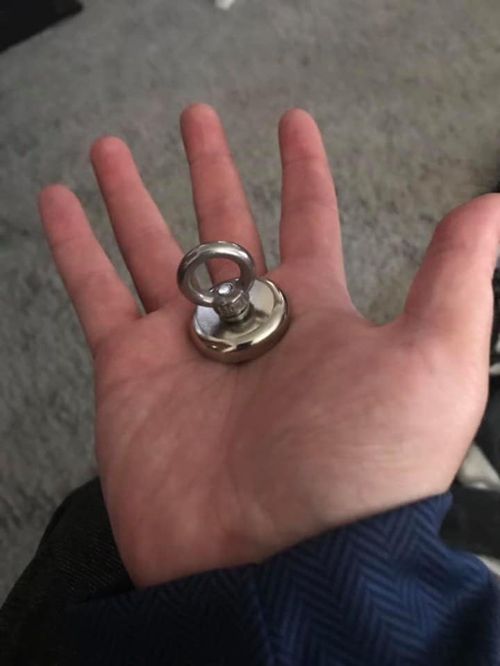 Drobný magnet