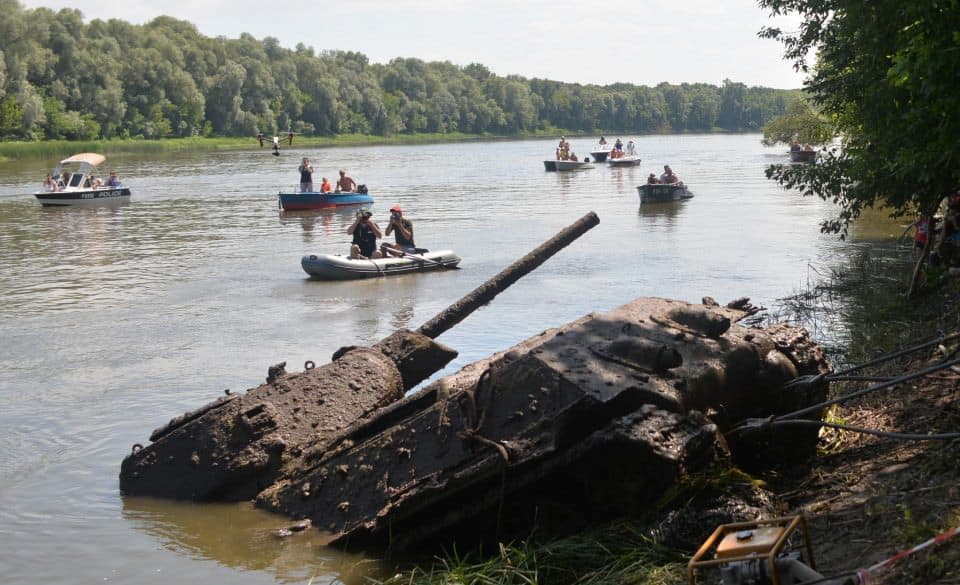 Tank tažený z řeky