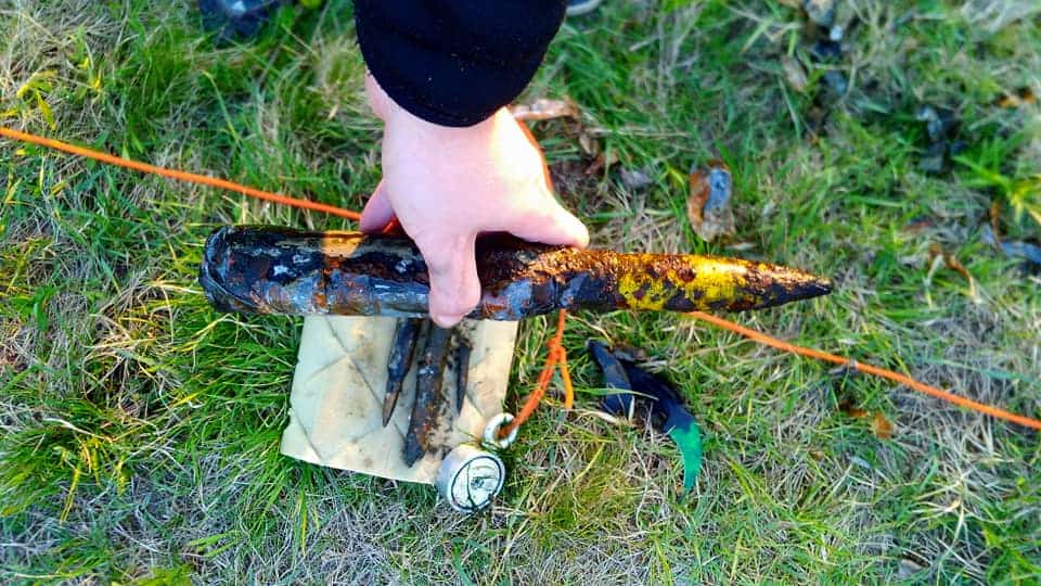 Magnet fisher drží v ruce kulometný náboj