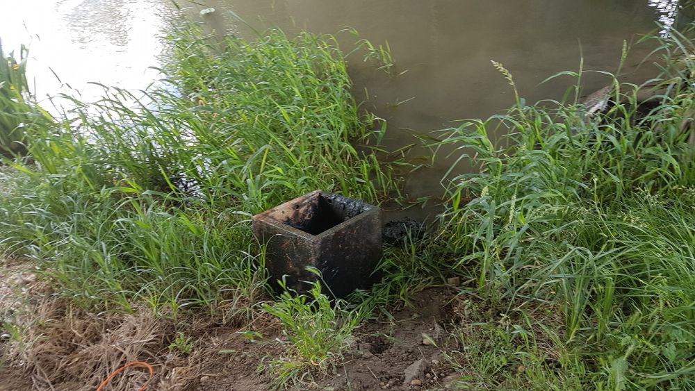 Nález trezoru u břehu řeky