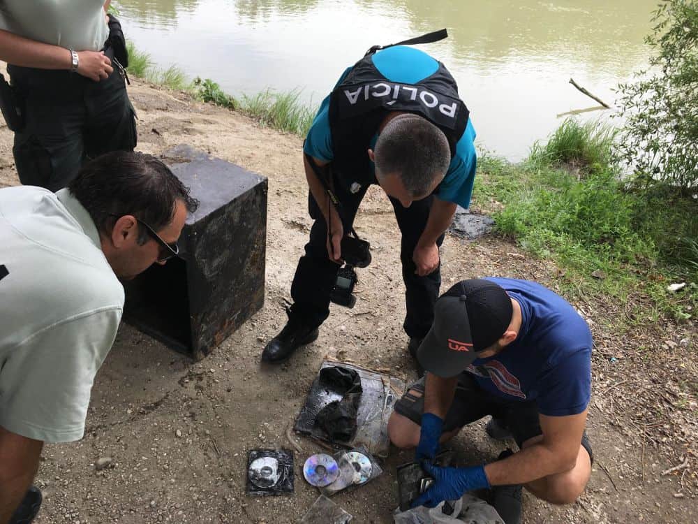 Policie zkoumá obsah trezoru