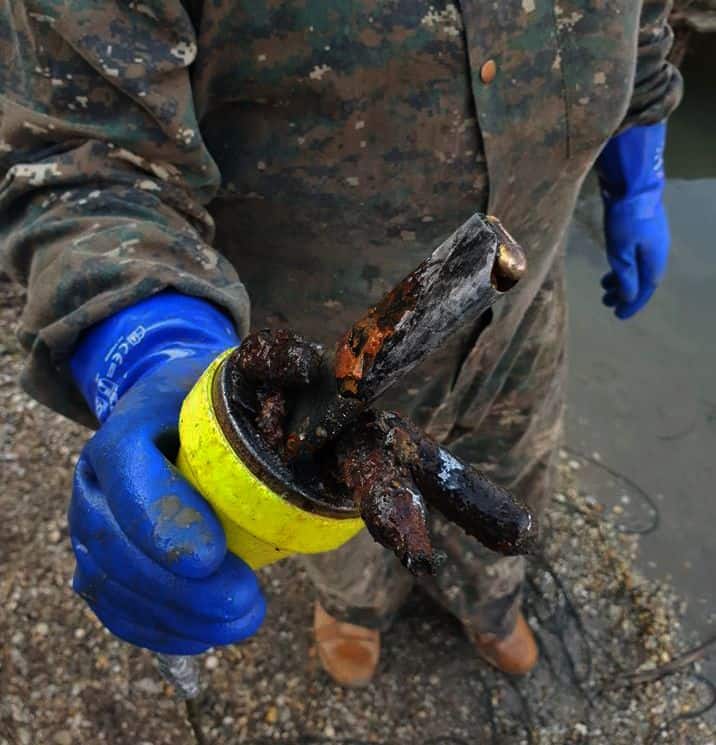 Zásobník a bombičky nalepené na fishing magnetu