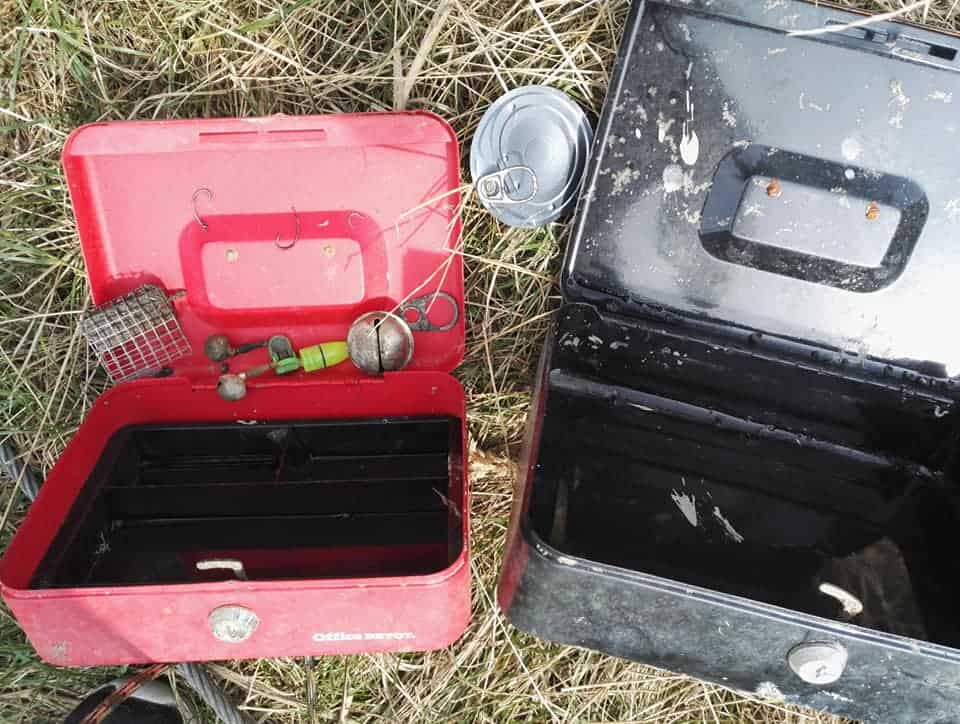 Pokladničky vytažené z vody magnetem