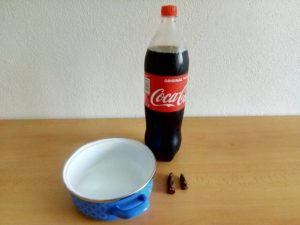 [EXPERIMENT] Odstraní Coca-cola rez za 12 hodin