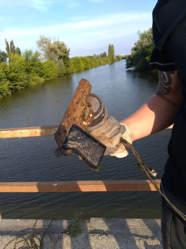 Pistole objevená pod městským mostem