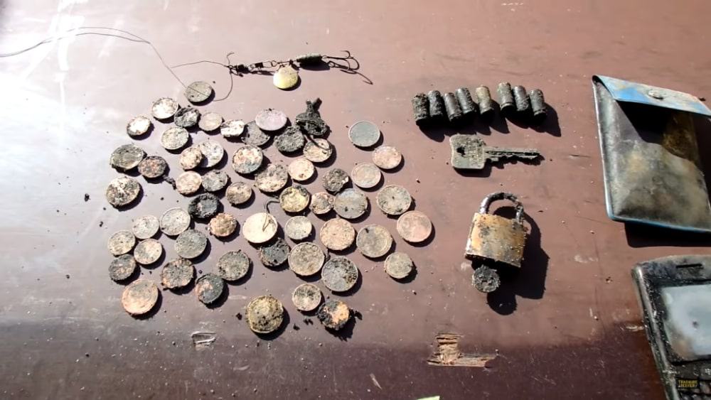 Drobné magnetické úlovky: mince, kladky, klíč, munice, mobil, návnada