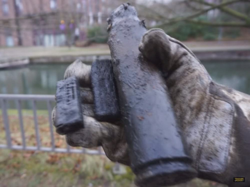 Nálezy fishing magnetem: granát a zásobníky z pistole