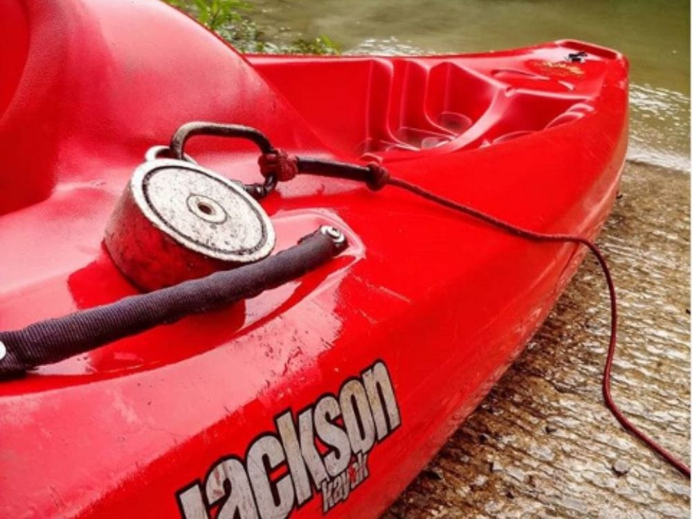 Magnet fishing z ČLUNU: vzrušující, mokré a ještě riskantnější